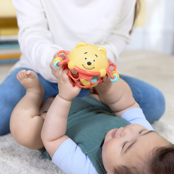 BRIGHT STARTS Hračka Oball chrastítko Medvídek Pú Jingle & Shake™ 0m+