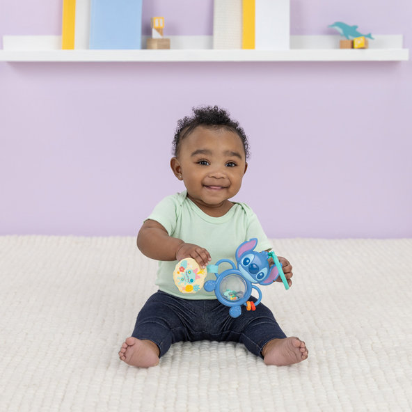 BRIGHT STARTS Senzorická hračka na C-kroužku Stitch Tummy Tumble™ 0m+