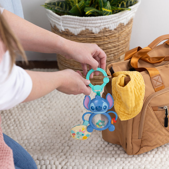 BRIGHT STARTS Senzorická hračka na C-kroužku Stitch Tummy Tumble™ 0m+