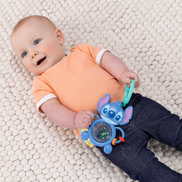 BRIGHT STARTS Senzorická hračka na C-kroužku Stitch Tummy Tumble™ 0m+