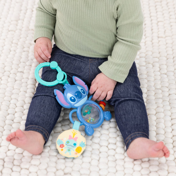 BRIGHT STARTS Senzorická hračka na C-kroužku Stitch Tummy Tumble™ 0m+