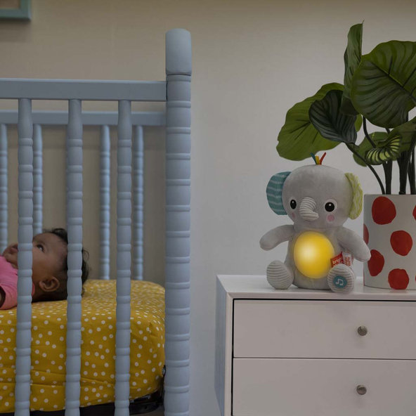 Bright Starts hudobná svietiaca plyšová hračka Hug-a-bye Baby sloník 0m+