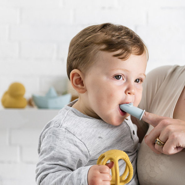 NATTOU Kartáček silikonový na prst s pouzdrem Petrol/Aqua blue 2 ks