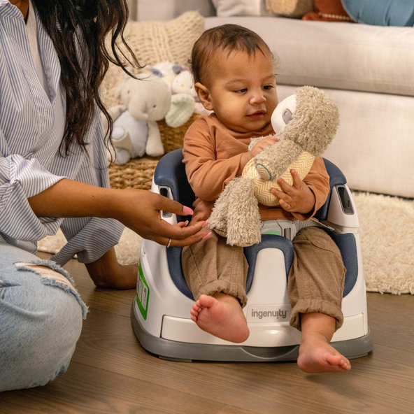 Ingenuity podsedák na židli 2v1 Baby Base™ Night Sky™ 6 m+ do 22 kg