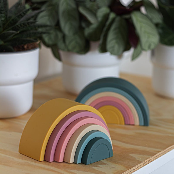 PETITE&MARS skládací hračka TAKE&MATCH Rainbow Intense Ochre 12 m+