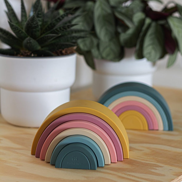PETITE&MARS skládací hračka TAKE&MATCH Rainbow Misty Green 12 m+