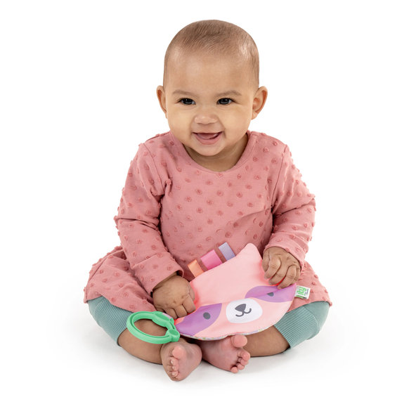 INGENUITY Hračka senzorická na C kroužku Crinklet™ mýval Deni 0m+