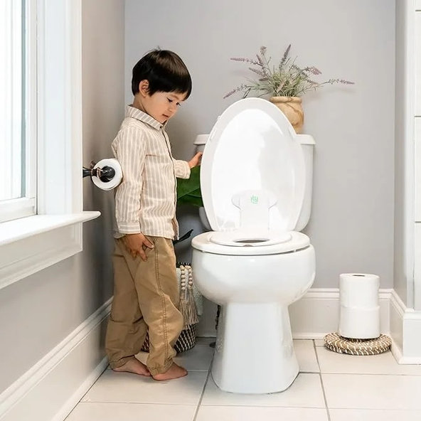 INGENUITY Redukce na WC bílá Flip & Sit™ 18m+