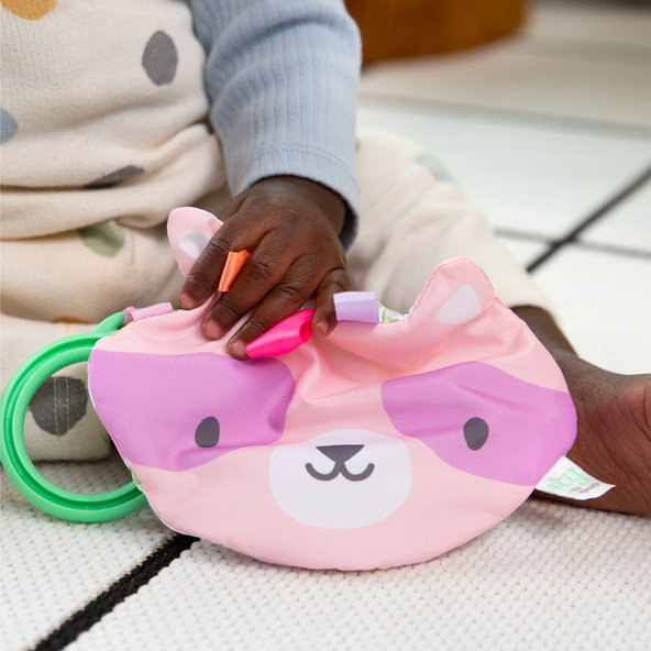 INGENUITY Hračka senzorická na C kroužku Crinklet™ mýval Deni 0m+