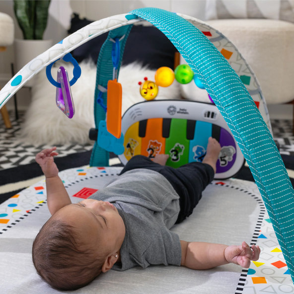 BABY EINSTEIN Postýlka s ohrádkou na hraní 3v1 Kick & Snooze™ 0m+