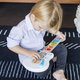 Baby Einstein Strum Along Songs™ Magic Touch™ HAPE gitara 12 m+