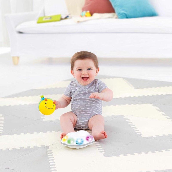 SKIP HOP Explore & More Pohyblivá hudební hračka Včelka 5 m+