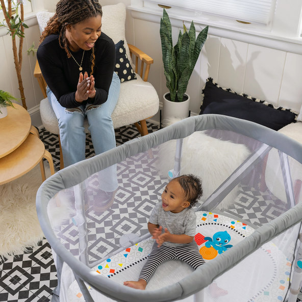 BABY EINSTEIN Postýlka s ohrádkou na hraní 3v1 Kick & Snooze™ 0m+