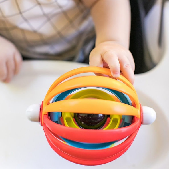 Baby Einstein Sticky Spinner™ aktivní hračka s přísavkou 3 m+