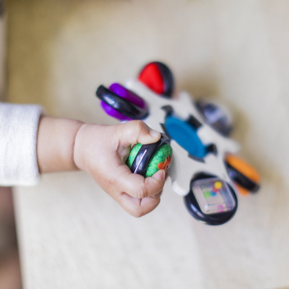 Baby Einstein Curiosity Clutch™ senzorická hračka 3 m+