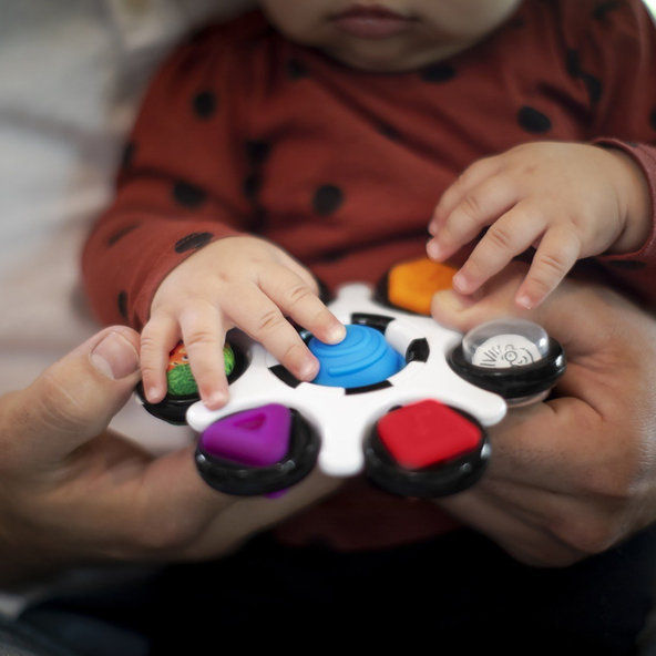 Baby Einstein Curiosity Clutch™ senzorická hračka 3 m+