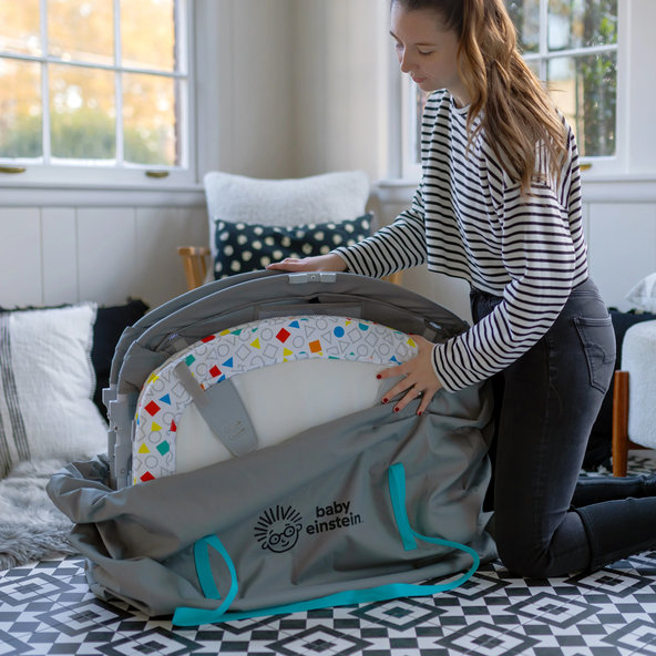 BABY EINSTEIN Postýlka s ohrádkou na hraní 3v1 Kick & Snooze™ 0m+