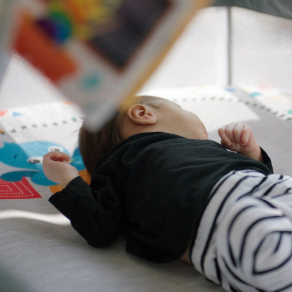 BABY EINSTEIN Postýlka s ohrádkou na hraní 3v1 Kick & Snooze™ 0m+