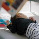 BABY EINSTEIN Postýlka s ohrádkou na hraní 3v1 Kick & Snooze™ 0m+