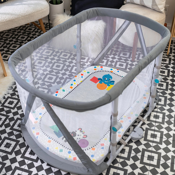 BABY EINSTEIN Postýlka s ohrádkou na hraní 3v1 Kick & Snooze™ 0m+