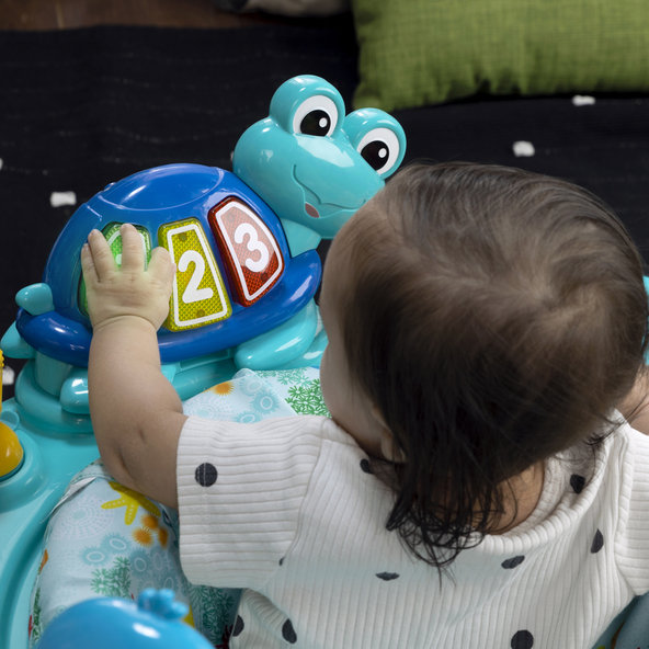 BABY EINSTEIN Skákátko/Aktivní centrum 2v1 Curiosity Cove™ 6m+