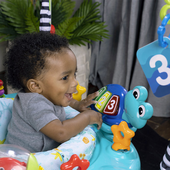 BABY EINSTEIN Skákátko/Aktivní centrum 2v1 Curiosity Cove™ 6m+
