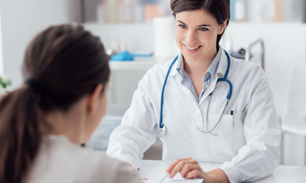  Lekárka počas konzultácie vysvetľuje pacientke význam preventívnych prehliadok a domáceho testovania, čo zdôrazňuje dôležitosť prevencie ochorení a včasnej diagnostiky zdravotných problémov.