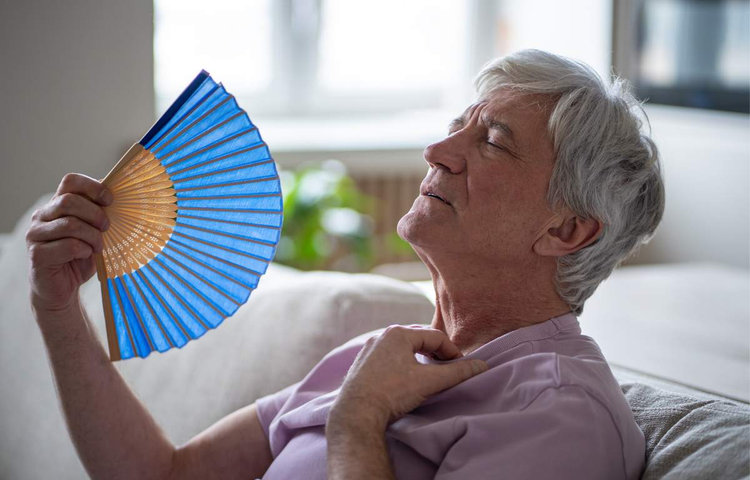 Senior pociťujúci príznaky úpalu počas horúčav