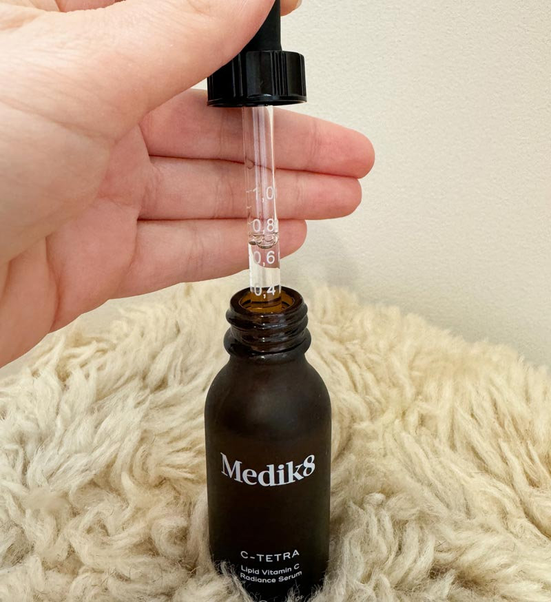  Recenzia Medik8 C-Tetra antioxidačné sérum s vitamínom C