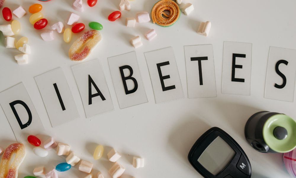  Slovo "Diabetes" poskladané z písmen obklopené sladkosťami, symbolizuje potrebu dodržiavať stravu pri cukrovke.