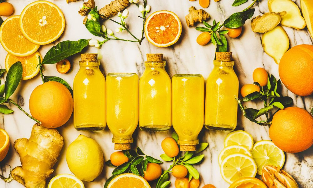  Fľaštičky s vitamínovými shotmi obklopené citrusmi a zázvorom – posilnenie imunity prírodnými zdrojmi v januári.