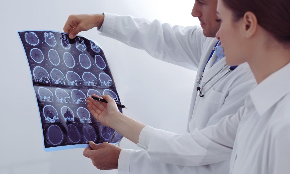  Lekári analyzujúci snímky mozgu – diagnostika sklerózy multiplex a odhalenie jej príčin
