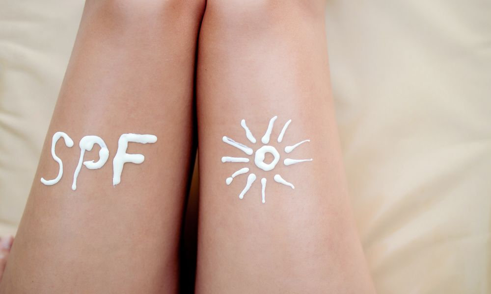  Nápis SPF opaľovacím krémom na pokožke nôh
