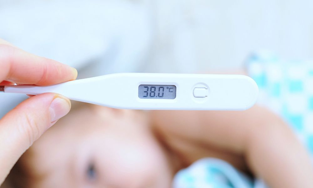  Digitálny teplomer ukazujúci 38 stupňov Celzia pri teplote u detí