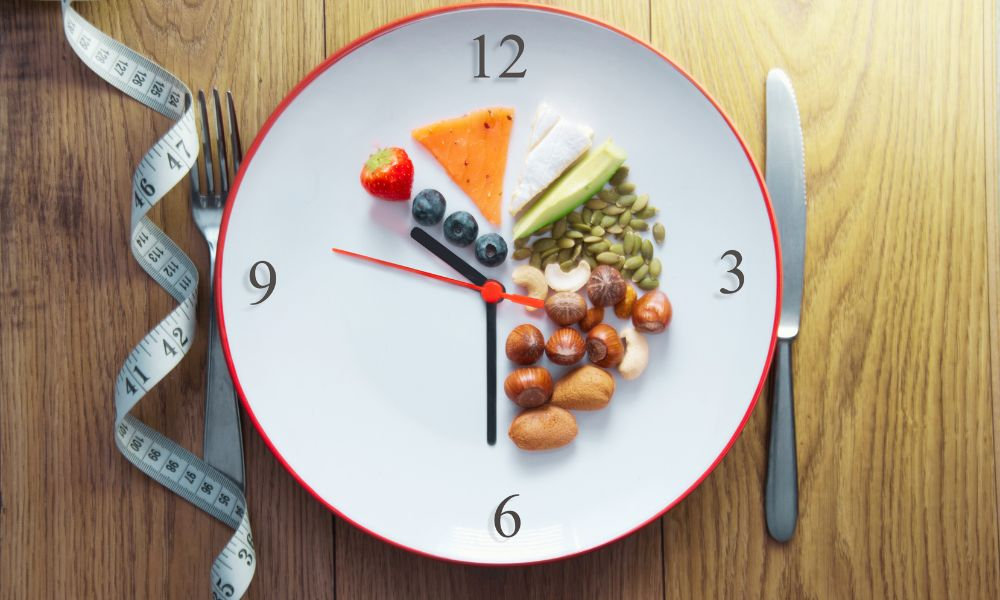  Tanier v tvare hodín s orechmi, semienkami a zeleninou ako príklad pre keto diéta jedálniček – keto diéta skusenosti a časovanie jedál.