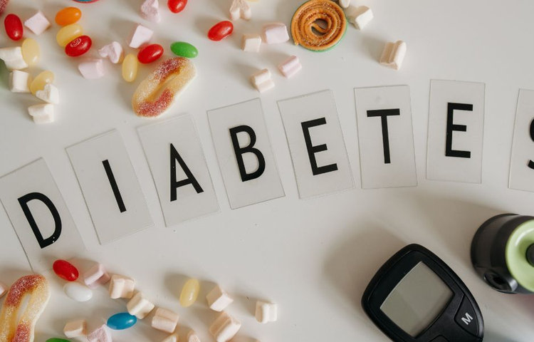 Pojem diabetes zobrazený s glukomerom a sladkosťami ako symbol cukrovky 1. typu