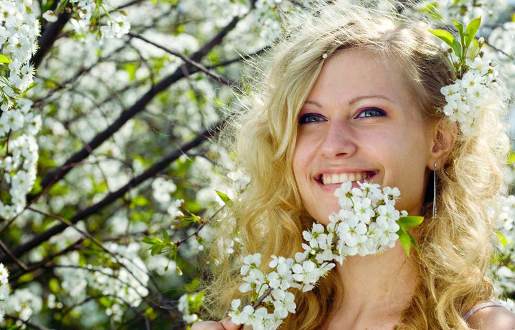 Žena medzi kvitnúcimi stromami – jarná alergia a peľová sezóna v plnom prúde