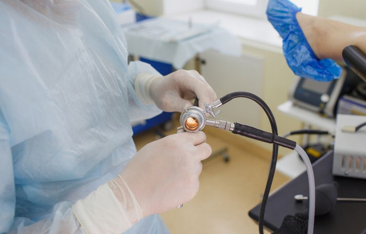 Zdravotník vykonáva kolonoskopické vyšetrenie pomocou endoskopu v ambulancii, čo znázorňuje kolonoskopiu ako dôležitú preventívnu metódu na odhalenie polypov, rakoviny hrubého čreva a ďalších ochorení tráviaceho traktu.