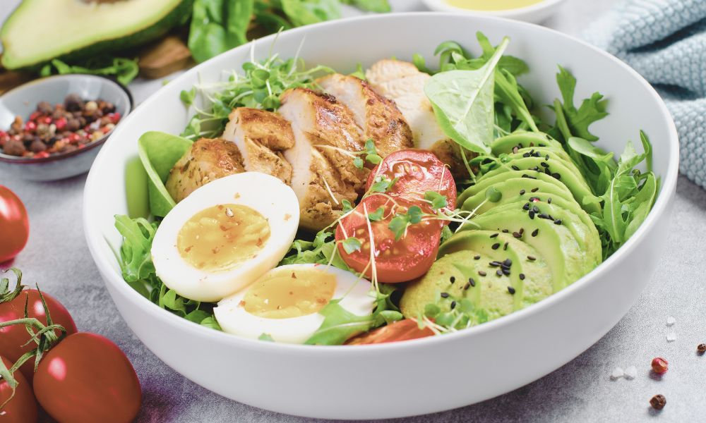  Keto šalát s avokádom, varenými vajcami, kuracím mäsom a zeleninou – keto diéta recepty na zdravé a chutné jedlá