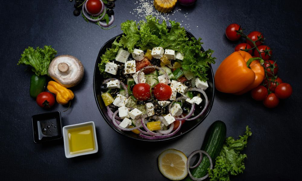  Stredomorská diéta s čerstvým šalátom, zeleninou a feta syrom