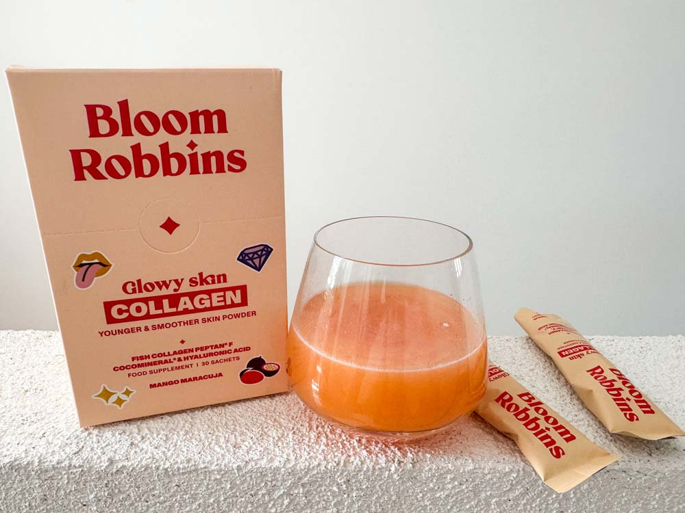  Pripravená zmes Bloom Robbins Glowy Skin Collagen s pomarančovou príchuťou vo vrúbkovanom pohári